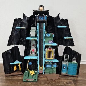 DC Comics Batman Bat-tech Batcave Transformimg Playset